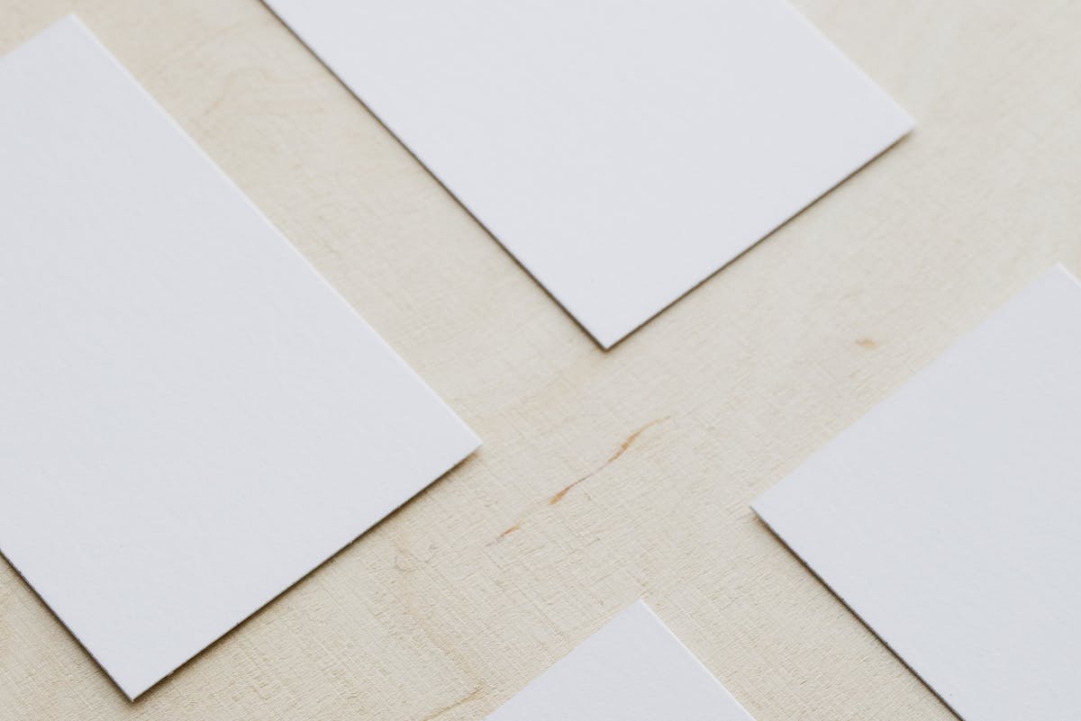 a group of white cards on a wood surfaceKalaha Spiel-Regeln